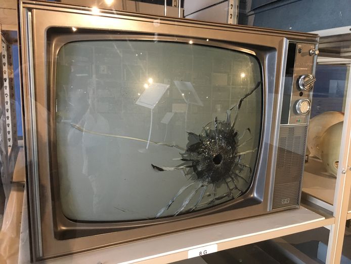 Aunque a veces miraba tres televisores a la vez, Elvis Presley no estaba entusiasmado con todos los programas que veía.  Este televisor roto se encuentra en una exhibición en Graceland.