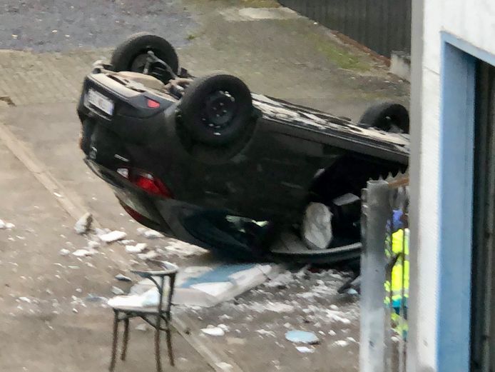 De garagist maakte een fout manoeuvre en belandde met de wagen een verdieping lager.