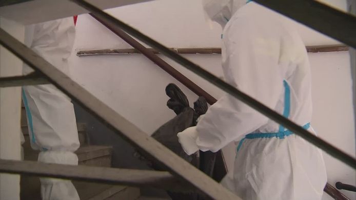 In Sjanghai rijdt een speciaal team vuilnismannen rond. Gehuld in witte pakken halen ze het afval op van gebouwen die door corona in lockdown zitten. De vuilnismannen desinfecteren het afval, doen het in een schone vuilniszakken en desinfecteren het nog een keer.