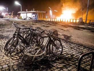 Roerige jaarwisseling in Nederland: vuurwerk eist twee levens, vreugdevuur slaat over op huizen en twee kinderen gewond nadat ruit sneuvelt door zware knaller