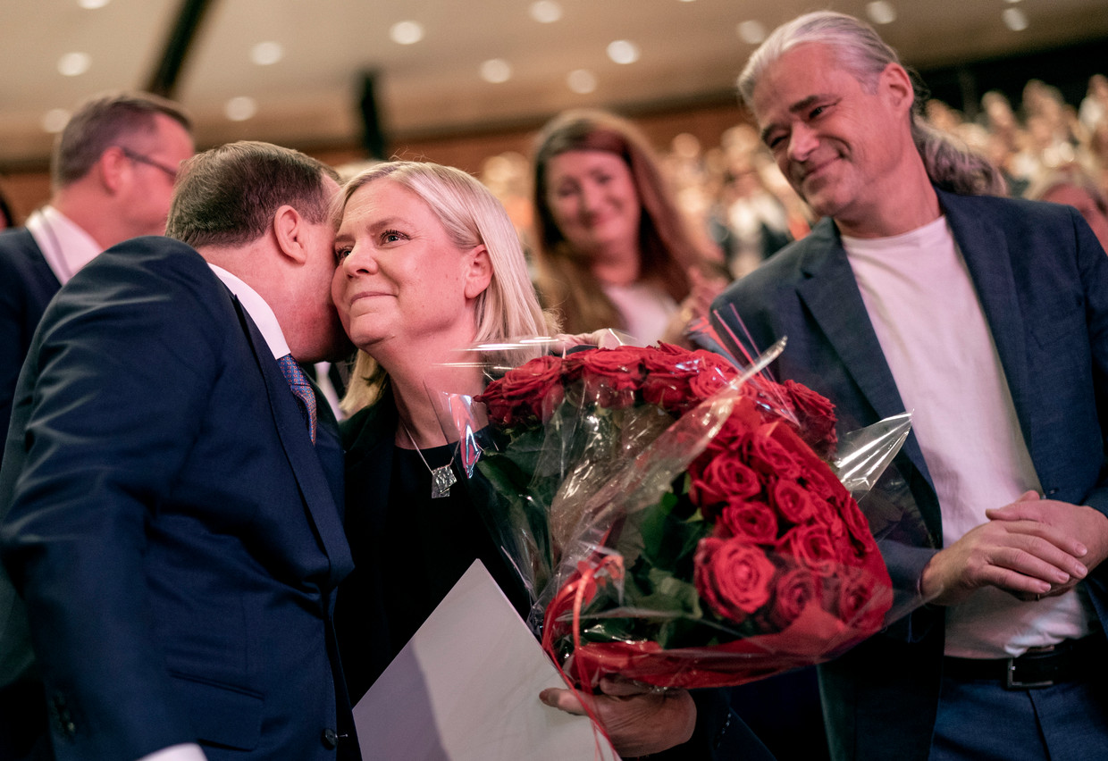 Magdalena Andersson ontvangt felicitaties van haar voorganger premier Stefan Löfven (links), nadat zij is verkozen tot partijvoorzitter van de sociaal-democraten tijdens een partijcongres in Göteborg op 4 november. Rechts haar man, hoogleraar economie Richard Friberg. Beeld Bjorn Larsson Rosvall / EPA