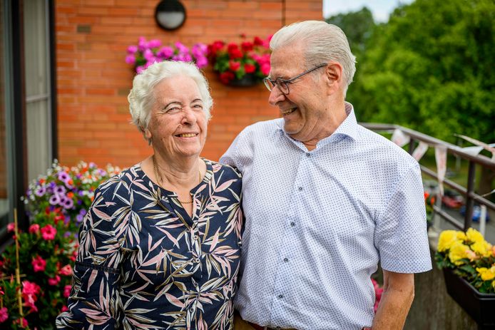 Het gelukkige echtpaar Gerrit (83) en Betsie Kleijzen (82)