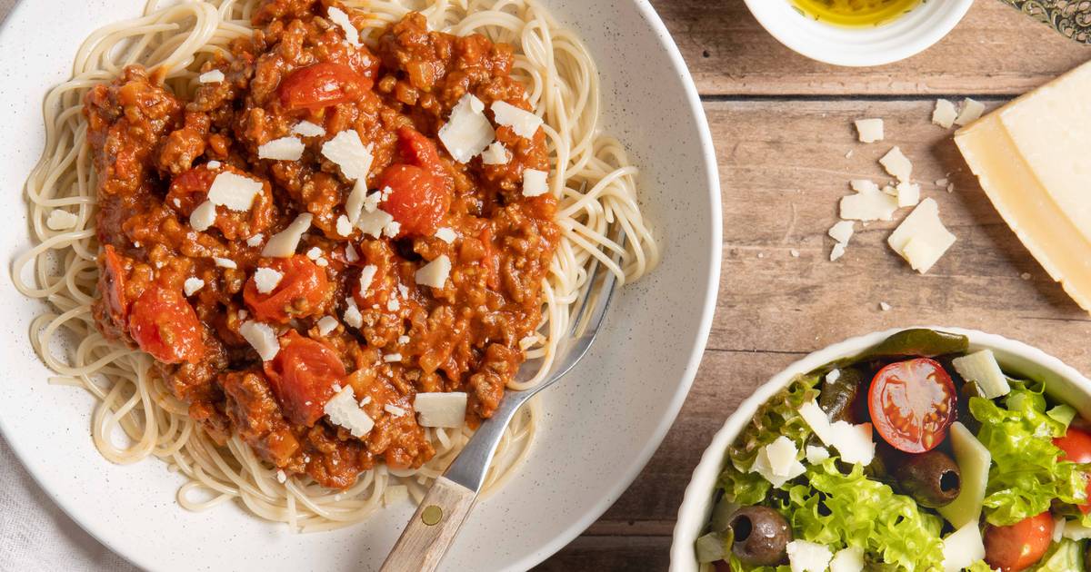 Populaire spaghetti bolognese met groenten, gehakt en kaas Branded