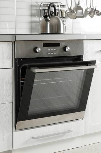 Wat zijn de grootste energieverslinders in de keuken en hoe verminder je dat verbruik? “Maak je diepvries zeker ijsvrij”
