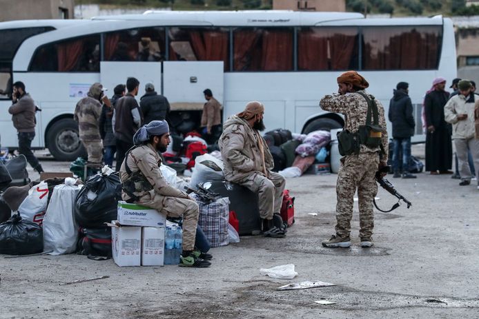 Inwoners van de regio al-Qalamoun nabij Damascus wachten op hun evacuatie.