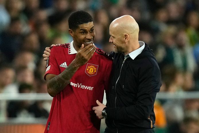 Manchester United-manager Erik ten Hag in gesprek met sterspeler Marcus Rashford.