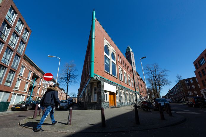 Moskee El Islam in de Haagse Schilderswijk is net als andere islamitische gebedshuizen in Nederland al een paar weken gesloten vanwege het coronavirus. Omdat bezoekers niet meer komen, zijn er nauwelijks donaties meer.