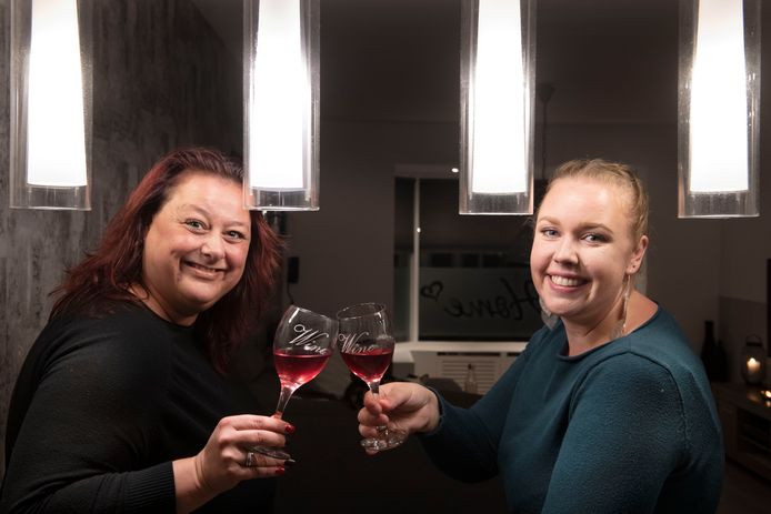 Vanessa (links) en Simone drinken regelmatig samen een glaasje.