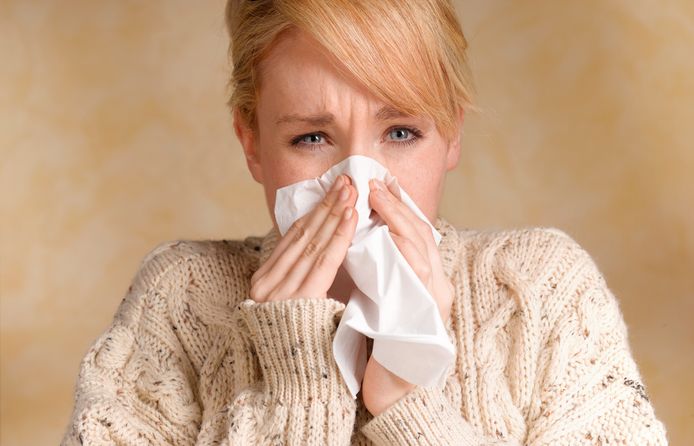 Hoe merk je het verschil tussen verkoudheid, griep en corona? Doe de test om te zien of je best naar je huisarts gaat.