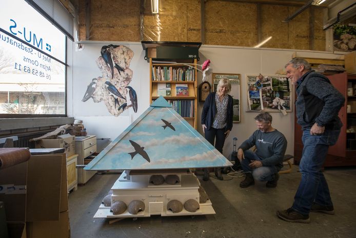 Arjan Ooms van MU-S, en Sylvia van der Burg en Cees Bastiaans van het bestuur van de dierenweide.