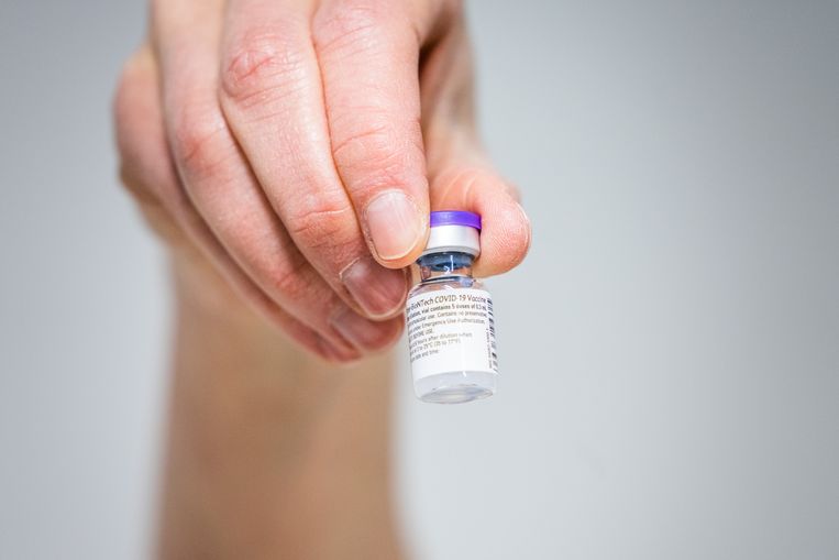 Van Bijwerkingen Tot Inhoud Dit Zijn De Bijsluiters Van De Vaccins Van Janssen Pfizer Moderna En Astrazeneca De Morgen