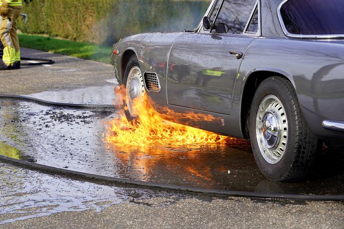 Een antieke Maserati is op de Dorstseweg in Bavel in vlammen opgegaan. De brandweer kon niet voorkomen dat de wagen verloren ging.
