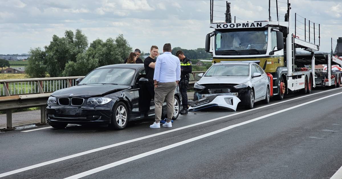 Botsing tussen vrachtwagen en auto’s op Rijnbrug zorgt voor flinke vertraging.