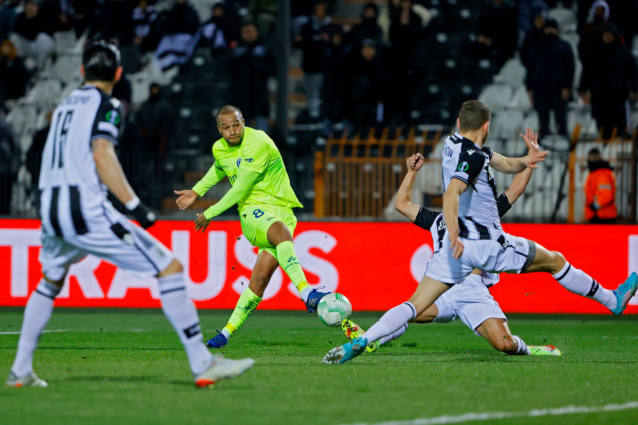 Middenvelder Vadis Odjidja kan niet scoren in het Toumba-stadion in Thessaloniki, Griekenland. Beeld Photo News