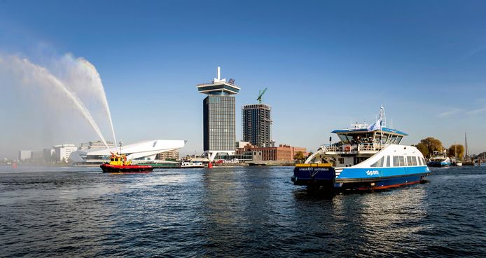 Over het IJ in Amsterdam gaan mensen al met veerboten.