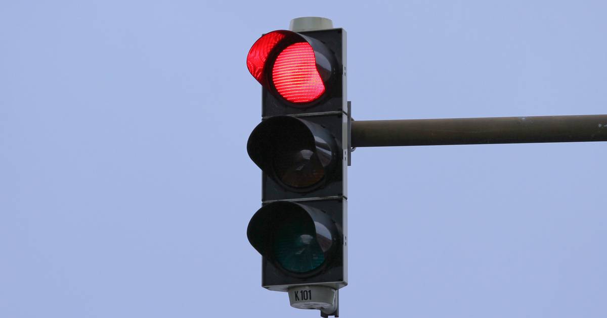 Bestuurster rijdt na 6,9 seconden door rood verkeerslicht boete en