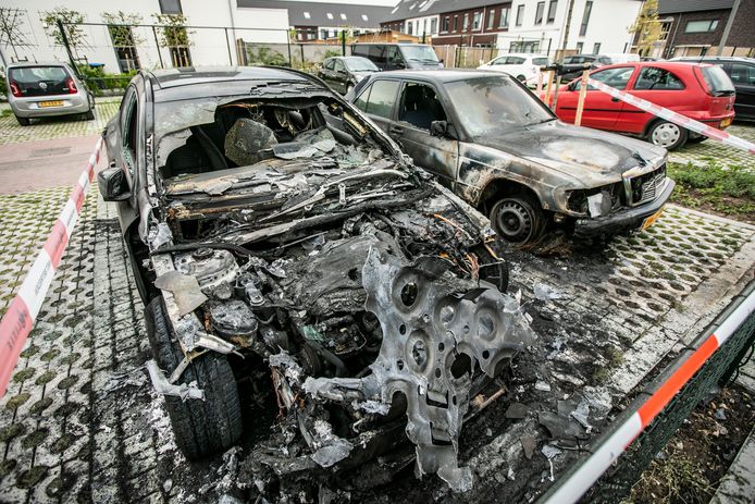In de nacht van woensdag op donderdag zijn twee auto's uitgebrand in de Arnhemse wijk Schuytgraaf