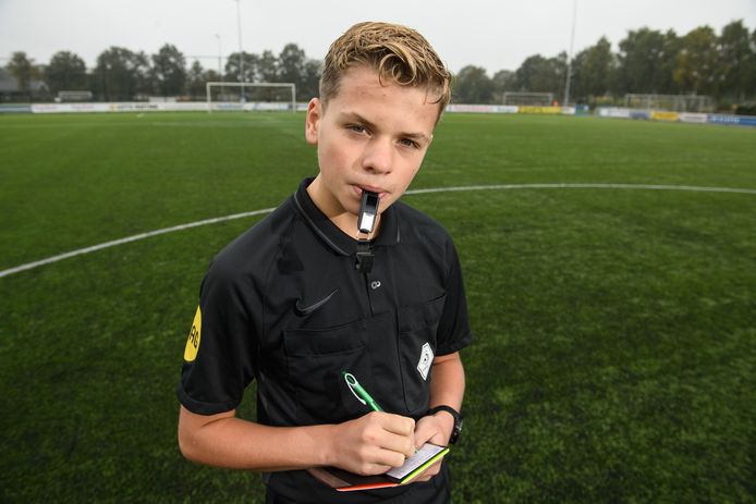 De 14-jarige Kay Meijer op het veld van ‘zijn’ FC Eibergen. Hij rondde dinsdagavond Scheidsrechtersopleiding III af, is nu KNVB-scheidsrechter en heeft meteen een kraker toegewezen gekregen: de derby De Tubanters 1897JO19-1 - Sparta Enschede JO19-1.