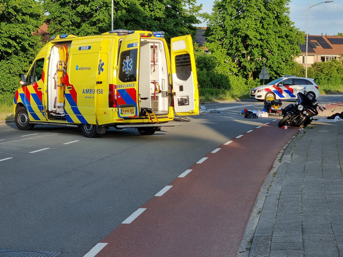 Op de Ravenhorsterweg in Winterswijk is een motor zaterdagavond in aanrijding gekomen met een fietser.