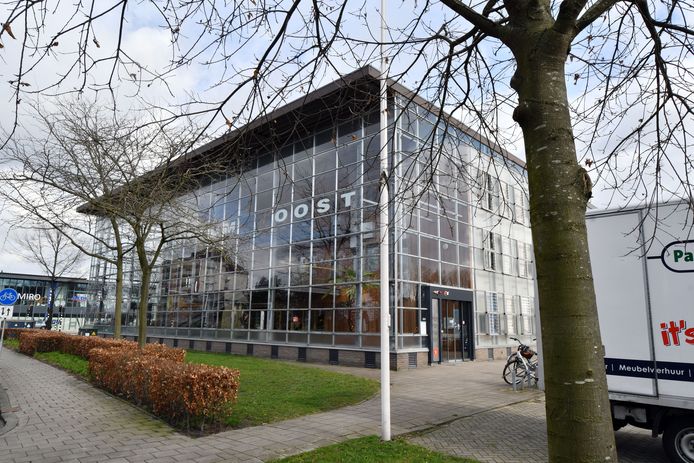Het Stadsdeelcentrum Oost krijgt een nieuwe bestemming: een middelbare school.