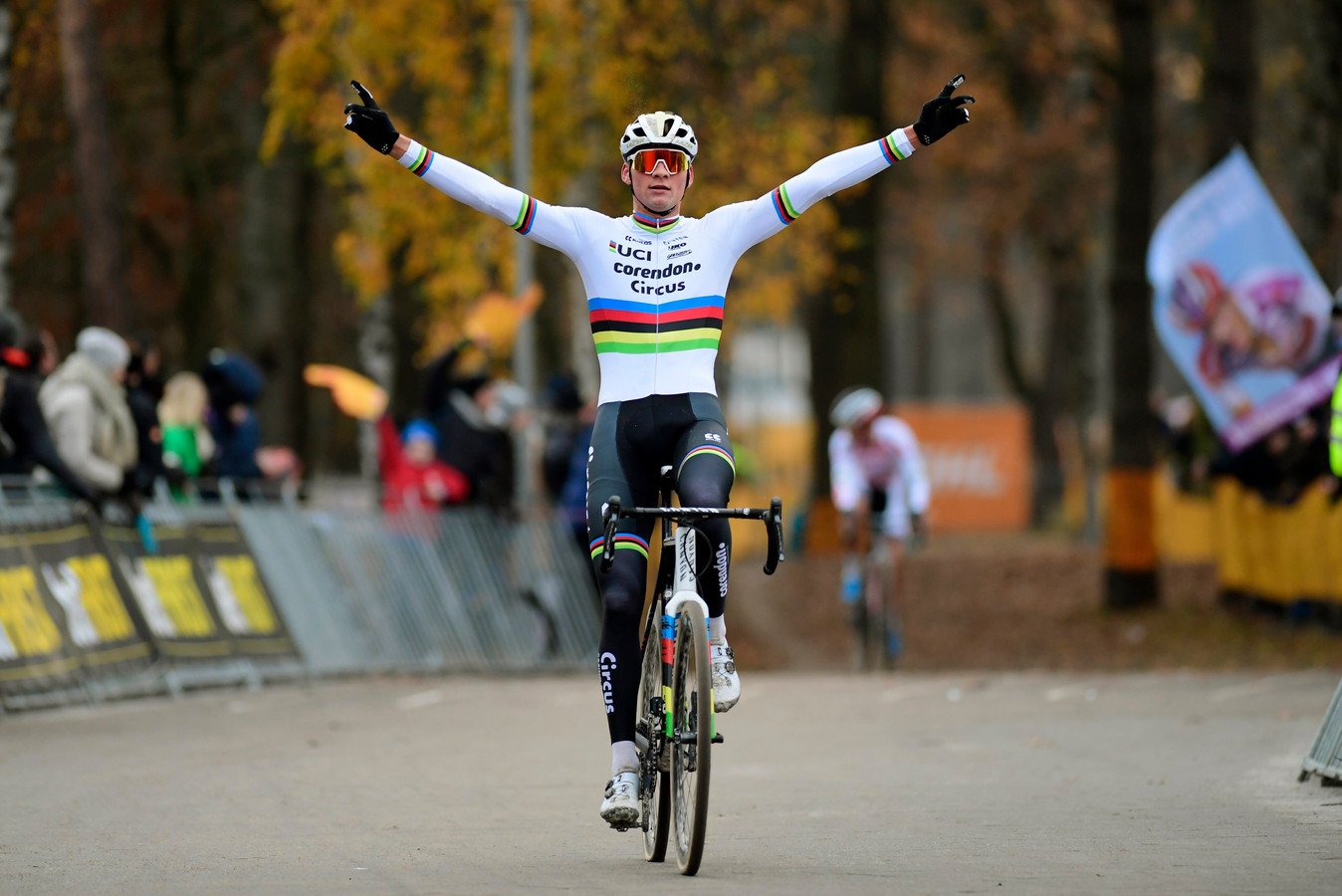 Mathieu van der Poel blijft heersen en juicht ook in Zilvermeercross