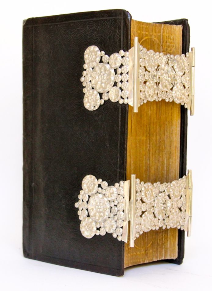 Fries bijbeltje met zilveren beslag. Het beslag is in 1868 in Leeuwarden gemaakt. De prijs voor dit bijbeltje is € 425,- Te koop bij Peter Dullaert op de Deventer Boekenmarkt.