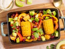 Wat Eten We Vandaag: Traybake met aardappel, bonen en mais