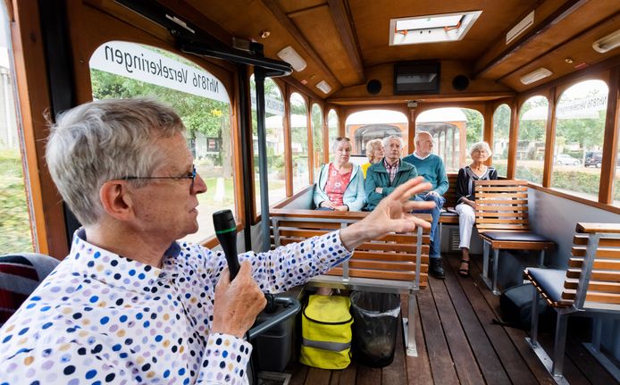 Peter Verspeek geeft in het Oisterwijkse treintje uitleg over de bezienswaardigheden.