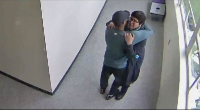 De leraar en de student knuffelen elkaar langdurig.