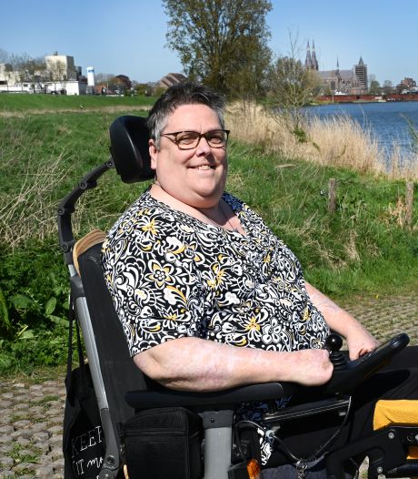 Nierpatiënt Esther uit Cuijk mag niet mee met de taxi: ‘Ik voel me als een stuk vee behandeld’