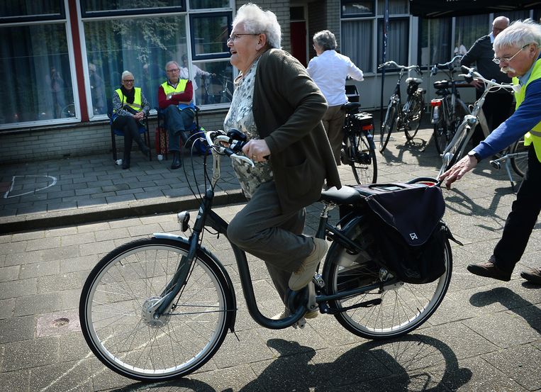 Ouderen volgen fietsles op hun e-bike. Beeld Marcel van den Bergh /  VK
