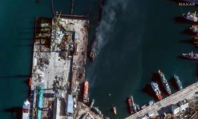 Rook stijgt op vanop een verwoest schip op de Krim, zo blijkt uit satellietbeelden.