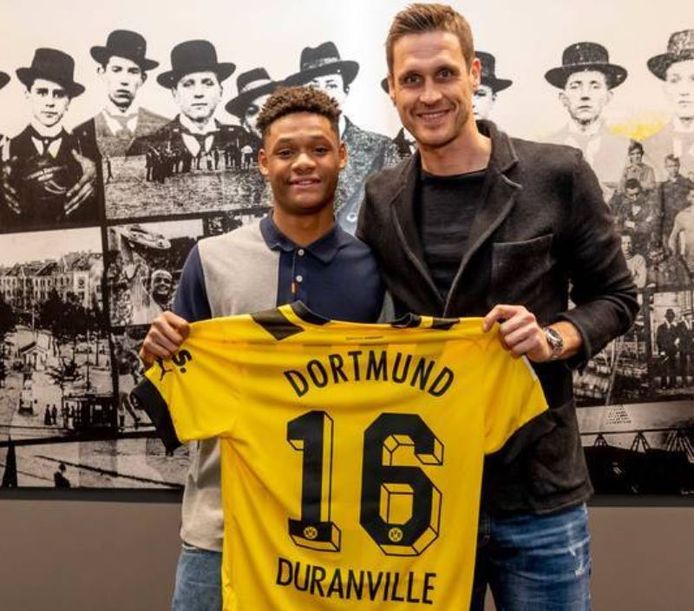 Duranville tekent in Dortmund.