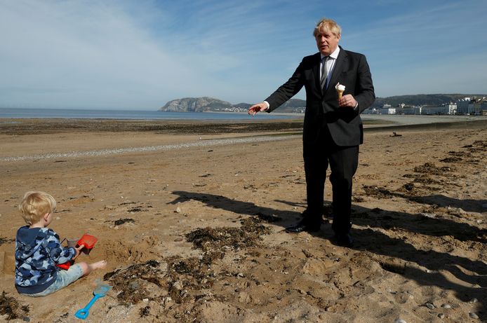 Premier Boris Johnson, gisteren op campagne in Wales voor de lokale verkiezingen volgende week.