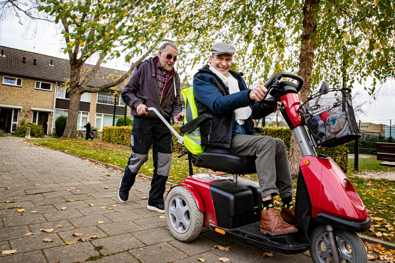 De lamme en de blinde laten elkaar niet meer los; Tinie en Piet vinden elkaar na sponsorloop
