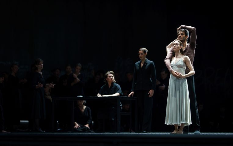 Een van de hoogtepunten: het ‘Agnus Dei’ gezongen door Federica Lombardi en Yulia Matochkina op de achtergrond, en gedanst door Olga Smirnova en Constantine Allen.  Beeld Michel Schnater