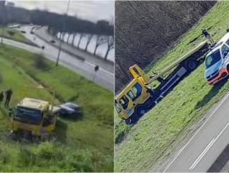 Wagen belandt in de gracht naast R4 in Sint-Denijs-Westrem