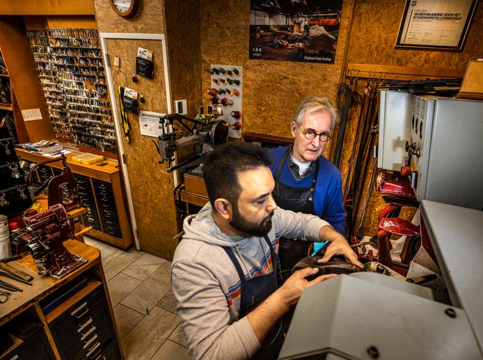 Bob Fleskens (rechts) stopt na 44 jaar als schoenmaker. Hij wordt opgevolgd door Assad uit Iran (links).