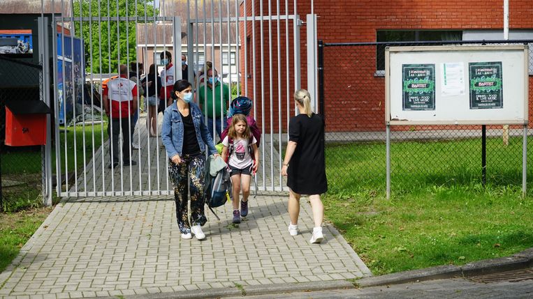 Ouders kwamen hun kinderen ophalen in het scoutslokaal in Steendorp. Beeld Kristof Pieters