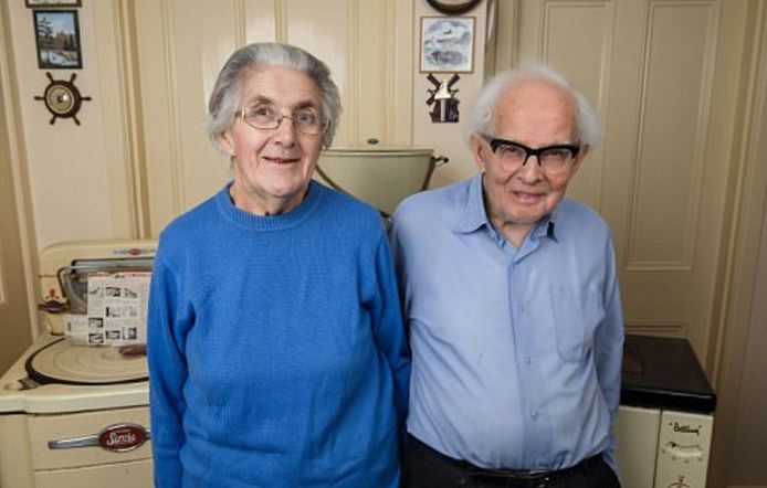 Sydney (83) en Rachel (81) uit Exeter met hun huishoudelijke apparaten ui 1956.