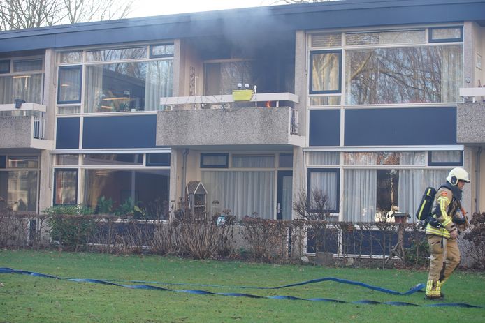 De brand woedde op het balkon van een appartement op de eerste verdieping.