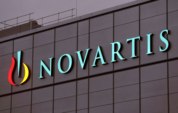 Het logo van Novartis op een bedrijfsgebouw in Zwitserland.