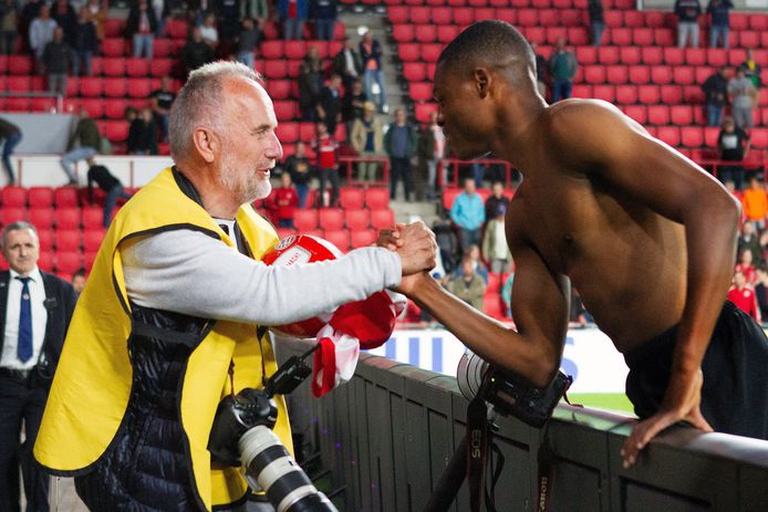 Denzel Dumfries heeft zijn wedstrijdshirt aan Broer van den Boom gegeven en biedt nogmaals zijn excuses aan.