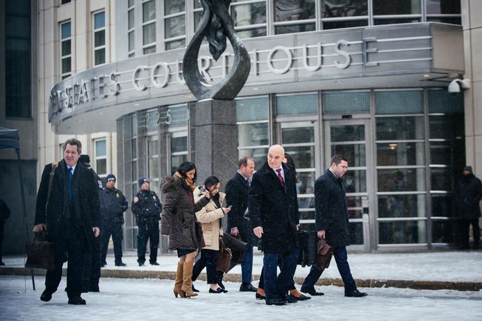 De advocaten van El Chapo verlaten het gerechtsgebouw nadat ze het verdict te horen kregen.