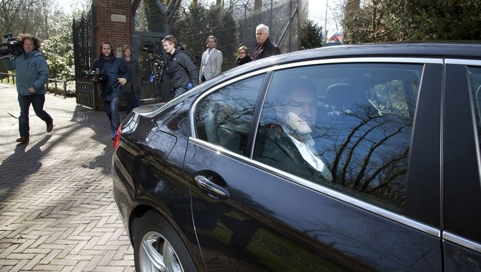 CDA fractievoorzitter Sybrand van Haersma Buma vertrekt met de auto van het Catshuis na afloop van de onderhandelingen tussen de coalitiepartners.
