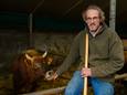 Jacob Beeker van Biologische  Boerderij Eyckenstein heeft zijn Jerseystieren noodgedwongen op stal staan.