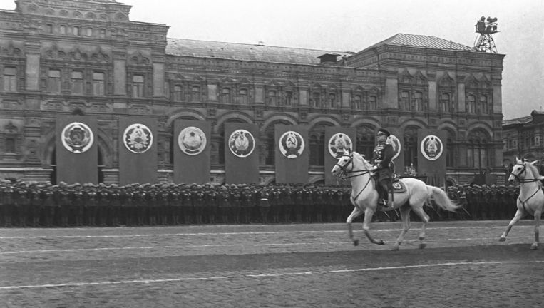 Maarschalk Georgi Zjoekov te paard tijdens de Overwinningsparade op het Rode Plein in Moskou, juni 1945. Beeld .