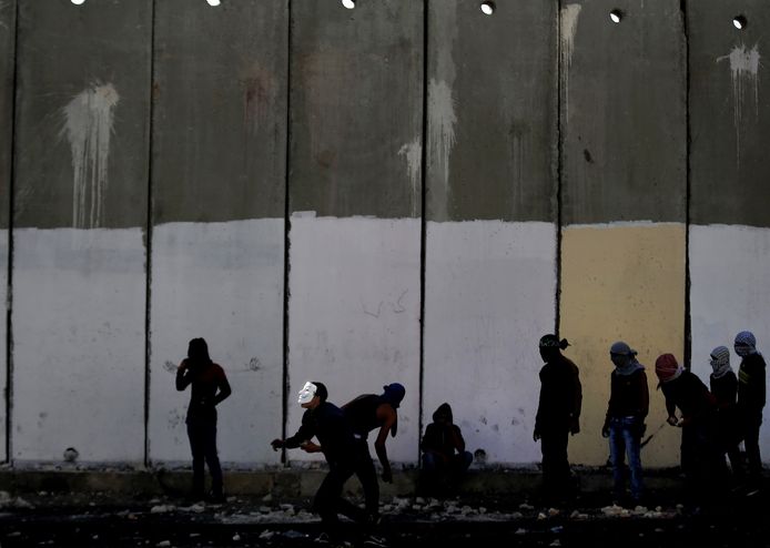 Palestijnse betogers langs de scheidingsmuur tussen Israël en de Palestijnse Gebieden in 2015.