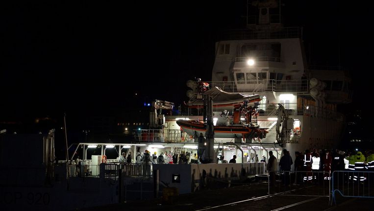 Het reddingsschip met overlevenden komt aan in Catania Beeld afp