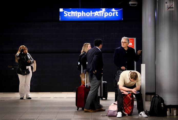 Reizigers op Schiphol Airport